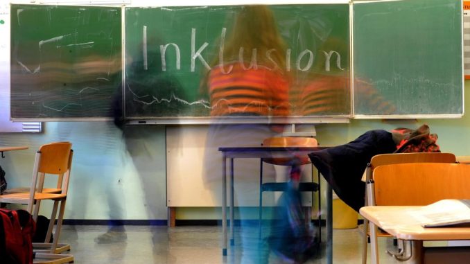 Das Wort «Inklusion» ist auf die Tafel geschrieben. Foto: Jonas Güttler/Archiv