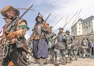 Rund 250 uniformierte Akteure erobern für ein historisches Zeltlager die Festung Königstein. Foto: Marko Förster