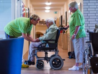 In Dresden nimmt die Zahl der Senioren stetig zu. Viele sind auf die Hilfe von Pflegepersonal angewiesen. Foto: dpa