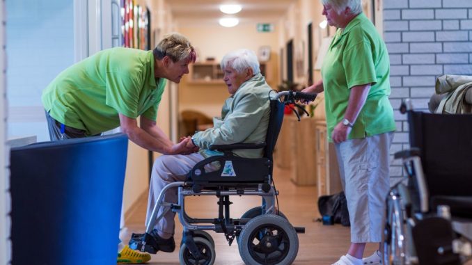 In Dresden nimmt die Zahl der Senioren stetig zu. Viele sind auf die Hilfe von Pflegepersonal angewiesen. Foto: dpa