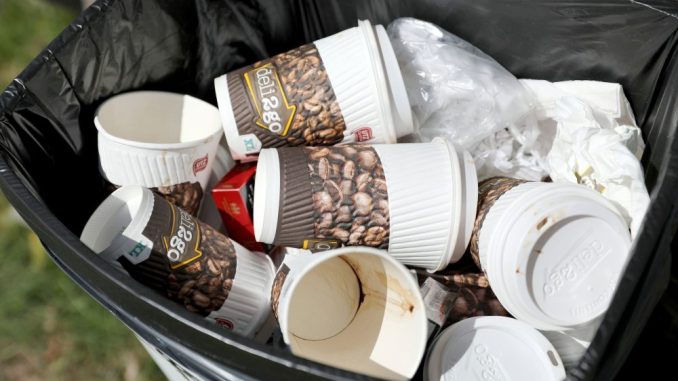 Kaffeebecher zum Wegwerfen landen zu Tausenden im Müll. Diese Verschwendung soll jetzt gestoppt werden. Foto: dpa