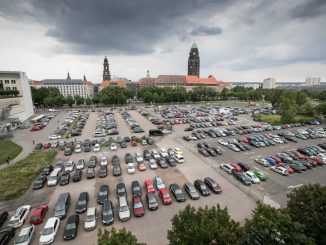 Bislang kann man neben dem Karstadt oberirdisch parken. Foto: Steffen Füssel