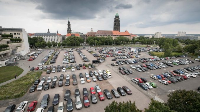 Bislang kann man neben dem Karstadt oberirdisch parken. Foto: Steffen Füssel