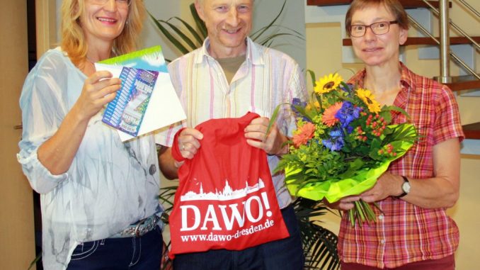 Matthias Däbritz und seine Frau freuten sich über den Blumenstrauß des Monats Juni, den Corina Nacke vom DAWO!-Team überreichte. Foto: M. Brückner