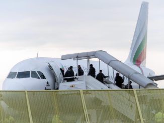 Asylbewerber steigen in ein Flugzeug. Foto: Daniel Maurer/Archiv