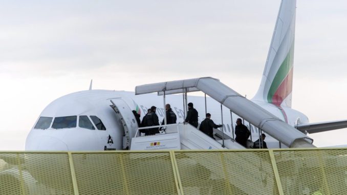 Asylbewerber steigen in ein Flugzeug. Foto: Daniel Maurer/Archiv