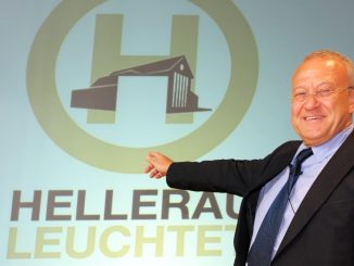 Dieter Jaenicke zeigt auf ein Logo des Festspielhauses Hellerau. Foto: Ralf Hirschberger/Archiv
