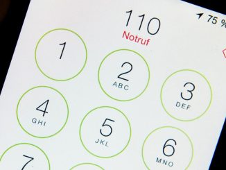 Die Zahl «110» ist auf dem Display eines Smartphones zu sehen. Foto: Lukas Schulze/Archiv