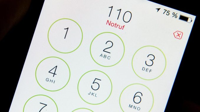 Die Zahl «110» ist auf dem Display eines Smartphones zu sehen. Foto: Lukas Schulze/Archiv