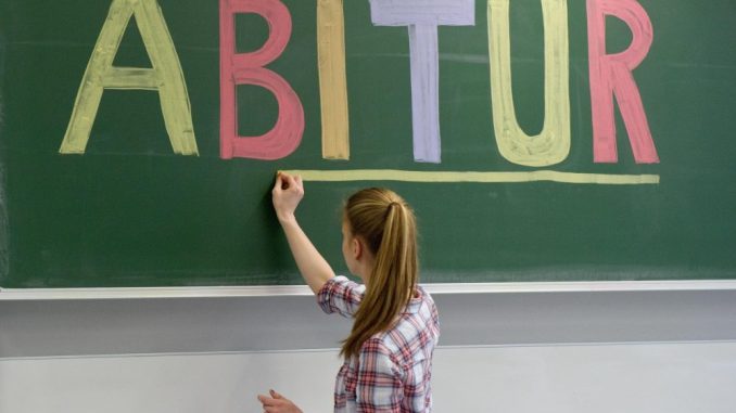 Das Wort «Abitur» steht an der Tafel. Foto: Tobias Kleinschmidt/Archiv