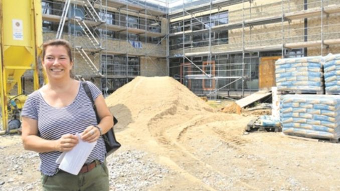 Am Dreiköniggymnasium gehen die Bauarbeiten bis 2020; Ines Neumer zeigt den Rohbau der 61. Grundschule. Foto: T. Wolf