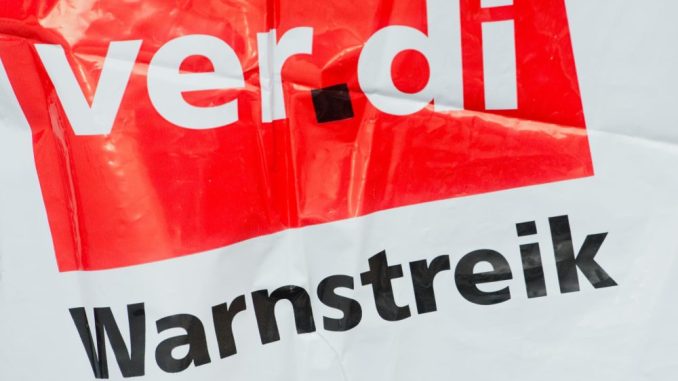 Eine Streikweste mit der Aufschrift "Warnstreik" und dem Verdi-Logo. Foto: Stefan Sauer/Archiv
