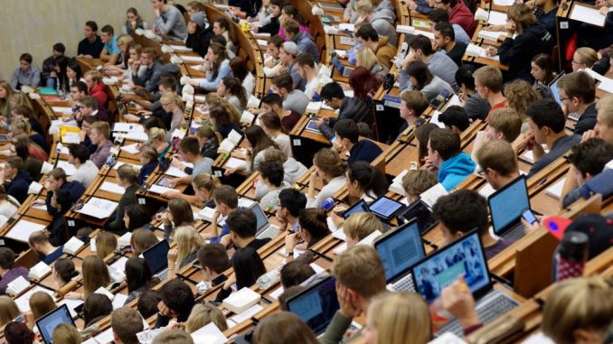 Studierende sitzen in einem Hörsaal und folgen einer Vorlesung. Foto: Swen Pförtner/Archiv