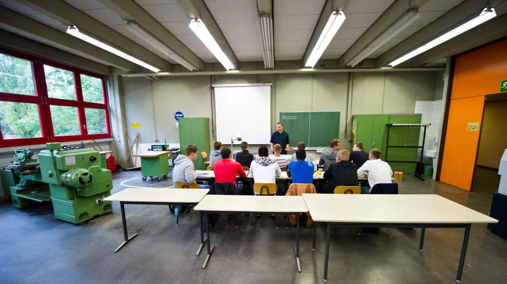Auszubildende an einem Technischen Schulzentrum. Foto: Daniel Bockwoldt/Archiv