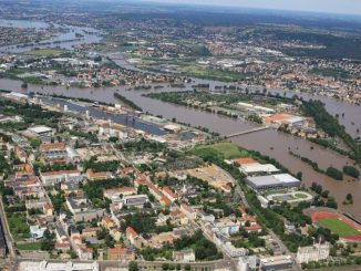 Blick auf Dresden während des Hochwassers 2002. Foto: Dresden.de/Peter Haschenz