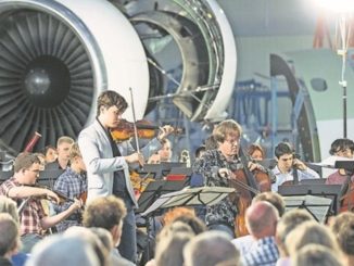 Kreative Konzert- kulisse: Die Moritzburg Festival Orchesterwerkstatt in den Elbe Flugzeugwerken Foto: Oliver Killig / PR