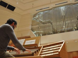 Johannes Adler von der Eule Orgelbau GmbH intoniert am 14. August die neue Orgel im Dresdner Kulturpalast. Foto: Una Giesecke