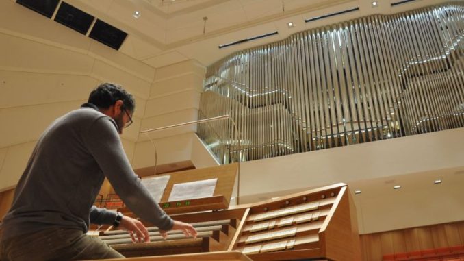 Johannes Adler von der Eule Orgelbau GmbH intoniert am 14. August die neue Orgel im Dresdner Kulturpalast. Foto: Una Giesecke