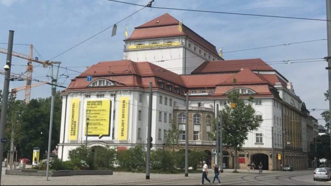 Auch wenn das Staatsschauspiel Dresden seine Türen vorerst schließen muss, Fans dürfen sich trotzdem über kulturelle Unterhaltung freuen.