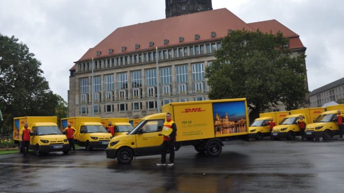 Am Montag stellte die Deutsche Post ihre neuen E-Fahrzeuge vor dem Dresdner Rathaus vor. Foto: Una Giesecke