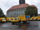 Am Montag stellte die Deutsche Post ihre neuen E-Fahrzeuge vor dem Dresdner Rathaus vor. Foto: Una Giesecke