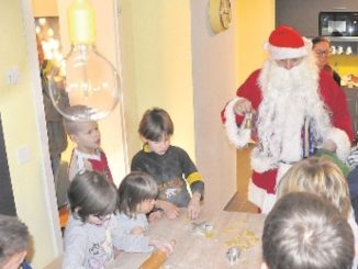 Der Weihnachtsmann besucht die kleinen Plätzchenbäcker, die bei Jobmedica zur Adventsüberraschung eingeladen waren