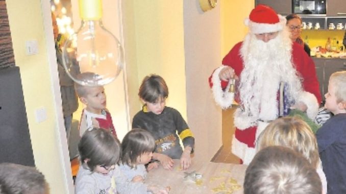 Der Weihnachtsmann besucht die kleinen Plätzchenbäcker, die bei Jobmedica zur Adventsüberraschung eingeladen waren