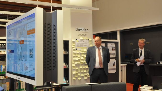 Oberbürgermeister Dirk Hilbert (li.) und Bibliothekschef Arend Flemming eröffneten am 12. Januar die Dresden-Lounge im Kulturpalast. Foto: Una Giesecke