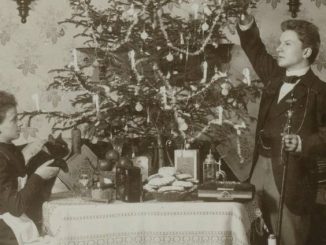 Jung verheiratet um 1900 - per Selbstauslöser fotografierte sich das Ehepaar Wagner bis 1942 alljährlich unterm Weihnachtsbaum. Foto: PR