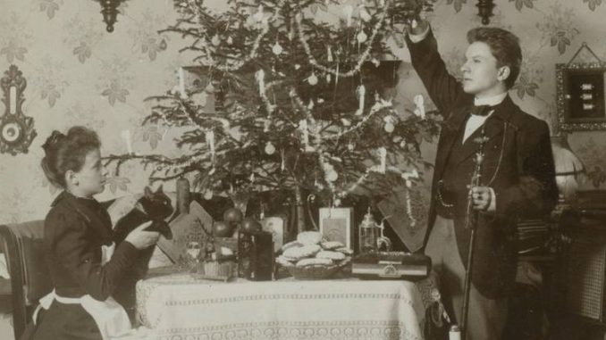 Jung verheiratet um 1900 - per Selbstauslöser fotografierte sich das Ehepaar Wagner bis 1942 alljährlich unterm Weihnachtsbaum. Foto: PR