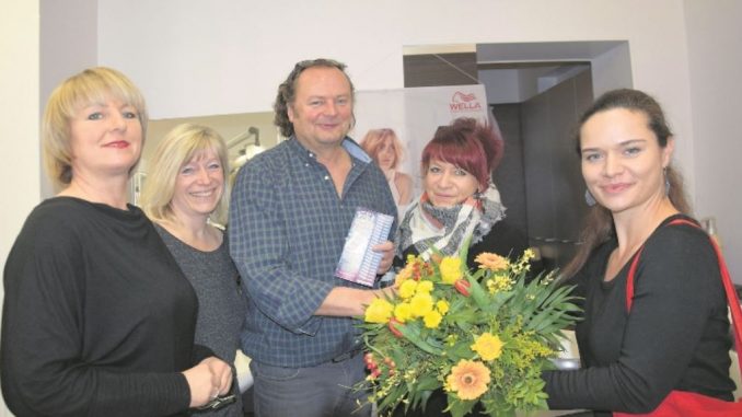 Juliane Zönnchen vom DAWO!-Team überraschte Michael Nestler mit dem Dankeschön des Monats. Foto: Oliver Carstens