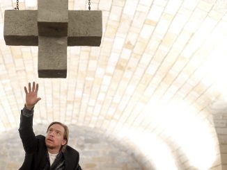 Oliver Simon beeindruckte unter dem steinernen Kreuz in der Inszenierung am Dresdner Schauspielhaus. (Foto: Sebastian Hoppe)