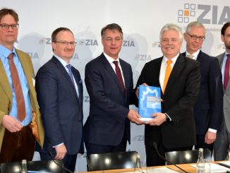 Übergabe des Frühjahrsgutachtesn an Bau-Staatssektretär Gunther Adler (3.v.l.). (Foto: Thessa Wolf)