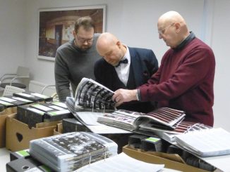 Übergabe des Bildarchivs. Marco Iwanzeck, Thomas Kübler, Günter Ackermann v. l. n. r, Stadtarchiv Dresden, (Foto: Johannes Wendt, 2018)