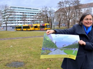 Eva Jähnigen, Dresdens Umweltbürgermeisterin, zeigt die neuen Pläne für den Promenaden-Ring im Zentrum. (Foto: Thessa Wolf)