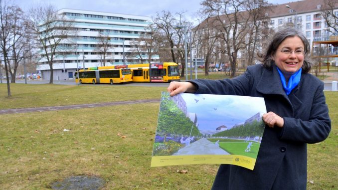 Eva Jähnigen, Dresdens Umweltbürgermeisterin, zeigt die neuen Pläne für den Promenaden-Ring im Zentrum. (Foto: Thessa Wolf)