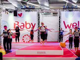 Sportliche Betätigung der frisch gebackenen Mütter gemeinsam mit Ihrem Nachwuchs im Tragegurt auf der Showbühne zur Babywelt (München 2017). (Foto: Thiel PR)
