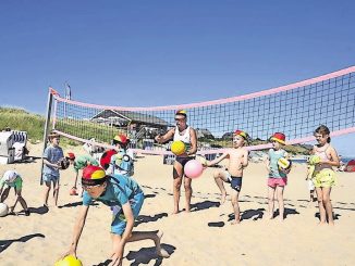 Spiel und Sport gehören zum sommerlichen Strandleben einfach dazu. Foto: djd/Kurverwaltung List