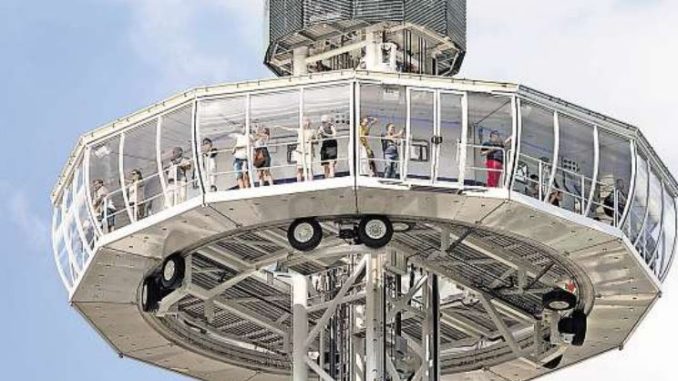 Ein Erlebnis: Mit der Gondel in 72 Meter Höhe über der Stadt schweben und die Aussicht genießen - Stadtfest Dresden 2018. (Foto: (C) Skyliner GmbH)