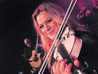 Katrin Wettin mit ihrem Markenzeichen - der weißen Geige. Foto: PR