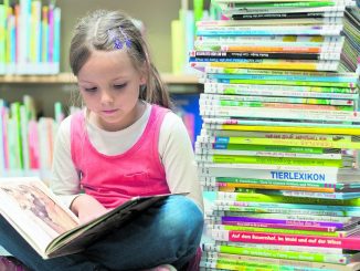 Ein kleines Mädchen liest - rund um den Welttag des Buches am 23. April gibt es in Schulen, Buchhandlungen und Bibliotheken eine Vielzahl an spannenden Aktionen. (Foto: Stiftung Lesen)