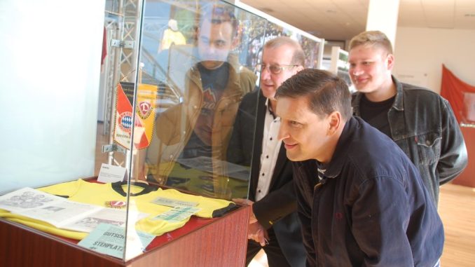 Dynamo-Präsident Andreas Ritter (2.v.li.), Jens Genschmar vom Fußballmuseum (vorn) sowie Danny Graupner und Philipp Köhler von ULTRAS DYNAMO bei der Ausstellungseröffnung. Foto: E. Garten