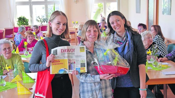 Natalia Heinecke (von der Volkssolidarität) und Regina Joos vom DAWO!-Team überraschten dieses Mal Gabriele Heyne mit dem Dankeschön des Monats. Foto: Juliane Zönnchen)