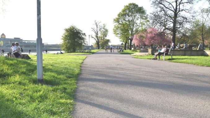 Auch der Elberadweg dient zum Radfahren, auf der Parkbank Sitzen, Spazieren Gehen und ausruhen. Dresden im Frühling. (Foto: DAWO! /jz)