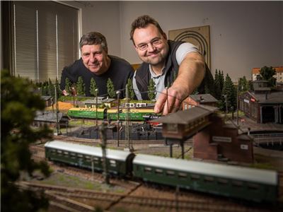 Claus Rost (l.) und Klaus Habermann zeigen die Modellbahn TT auf der Anlage für den deutschen-deutschen Grenzverkehr. Die ist Teil des neuen Museums. Foto: Sven Ellger