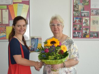 Juliane Zönnchen vom DAWO!-Team überreichte das Dankeschön des Monats stellvertretend Frau Lidija Pietzsch.