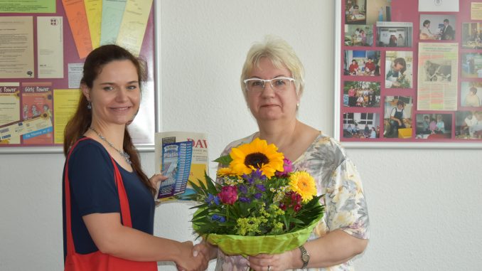 Juliane Zönnchen vom DAWO!-Team überreichte das Dankeschön des Monats stellvertretend Frau Lidija Pietzsch.