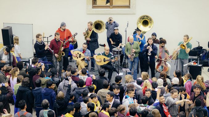 Bunte, tolle Musik: Am Sonnabend in der Johannstadthalle. Foto: Oliver Killig
