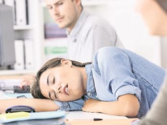 Ein Schläfchen – gute Idee bei Frühjahrsmüdigkeit, aber bitte nicht im Büro. Foto: djd