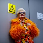 Christa Höhnel posiert für das Projekt "Schönheit im Alter", durchgeführt vom Studio Lamettanest im Ambulanten Pflegezentrum Dresden-Gorbitz-Cotta. Die Protagonisten wurden alle in Gorbitzer Kulisse fotografiert. Foto: Eric Münch